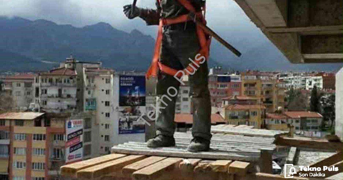 "Denizli’de 4. kattan düşen inşaat işçisi kurtarılamadı" başlıklı haber için fotorealistik, profesyo