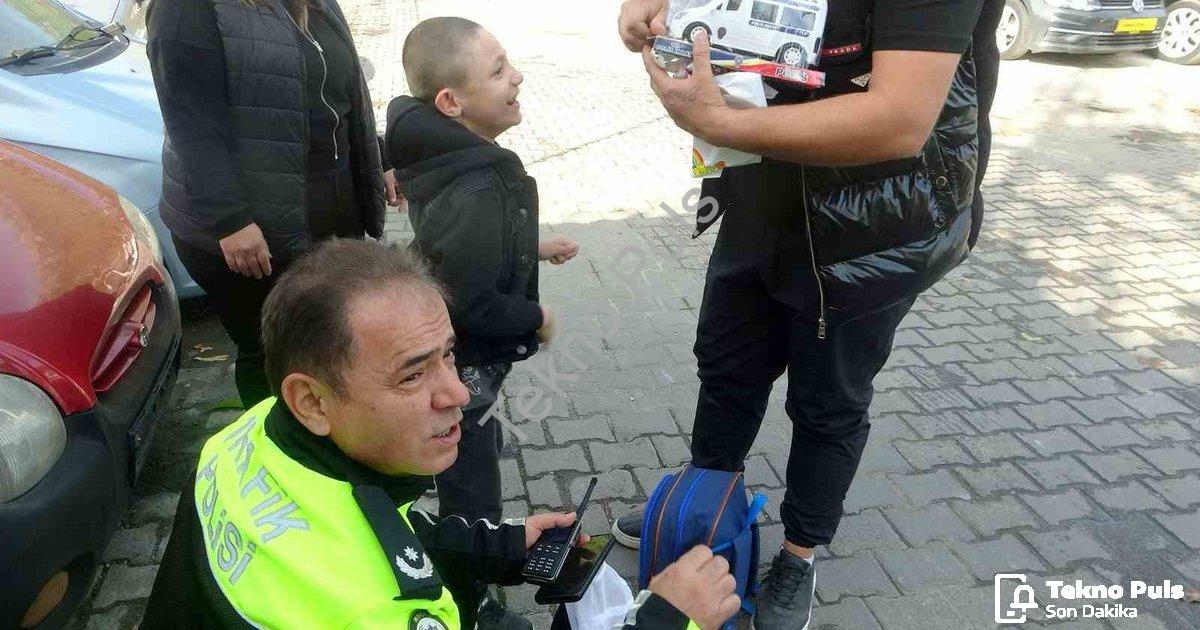 "Muğla Trafik Şube Müdürü'nden Yürek Isıtan Jest: Minik Kalbe Dokundu" başlıklı haber için fotoreali