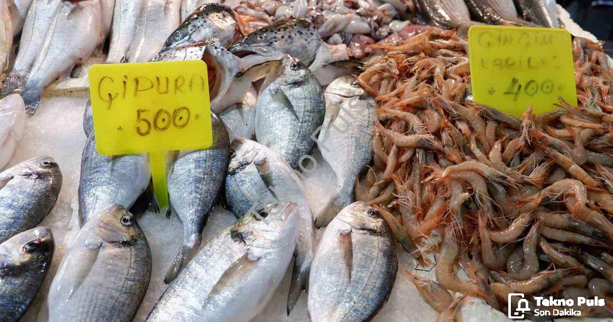 "Foça Balık Hali'nde Kış Bereketi: Sardalya ve Uskumru Mevsimi Başladı" başlıklı haber için fotoreal