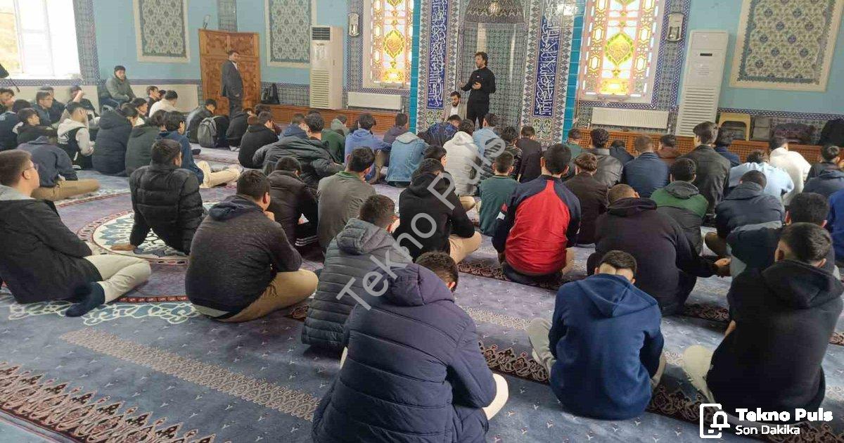 "Salihli'de Gençlere Yönelik Anlamlı Eğitim: Adab-ı Muaşeret Konferansları" başlıklı haber için foto