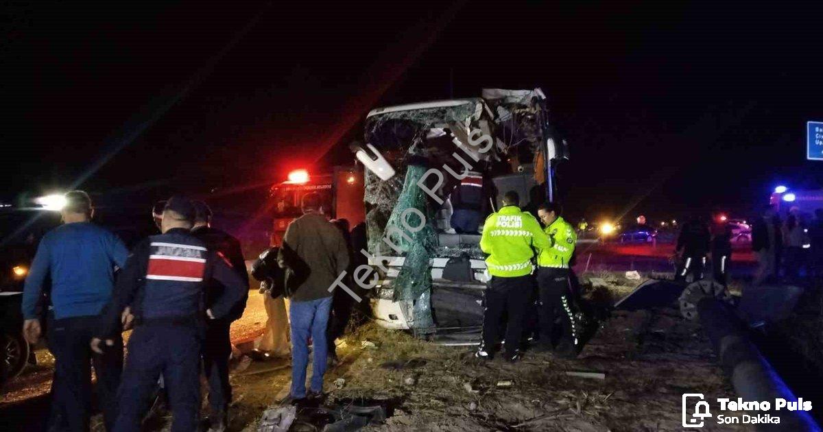 "Denizli'de Trafik Felaketi: Otobüsle Minibüs Çarpıştı, 10 Yaralı" başlıklı haber için fotorealistik