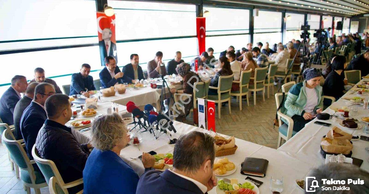 "Kuşadası'nda Bütçe Krizi: Turizm Yatırımları Sıfırlandı Mı?" başlıklı haber için fotorealistik, pro