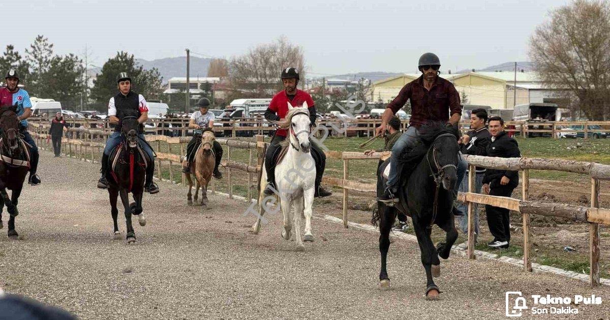"Tavşanlı'da Tozu Dumana Katan Yarış: Şampiyon 'Albora' Oldu!" başlıklı haber için fotorealistik, pr