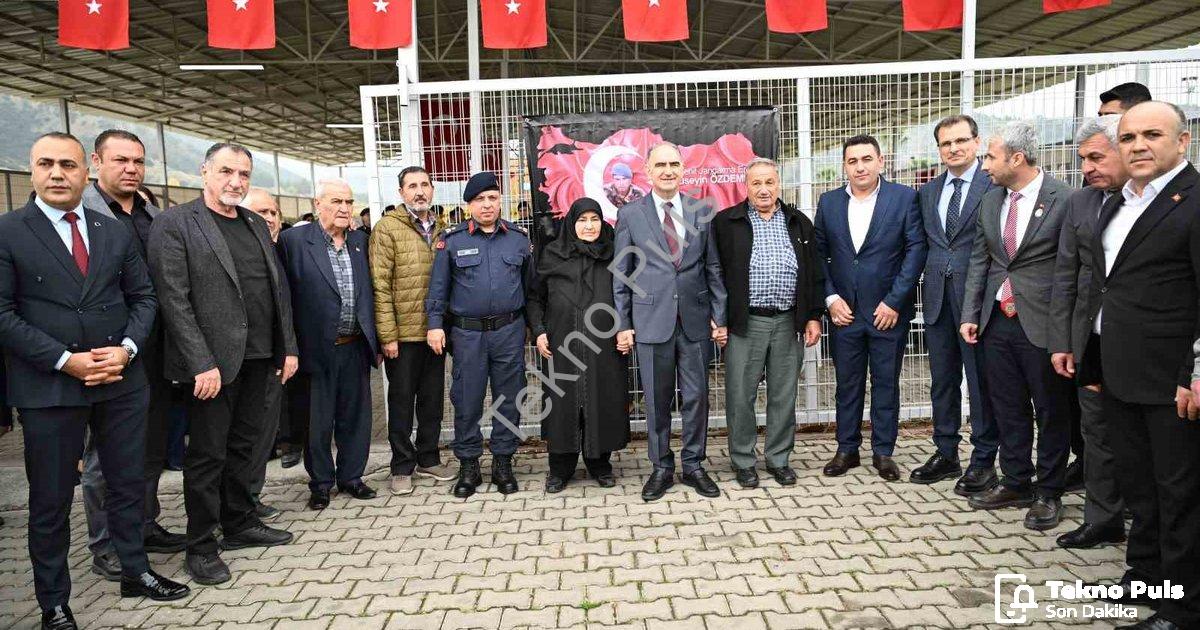 "Manisa'da Anlamlı Buluşma: Vali Özkan Şehit Aileleriyle" başlıklı haber için fotorealistik, profesy