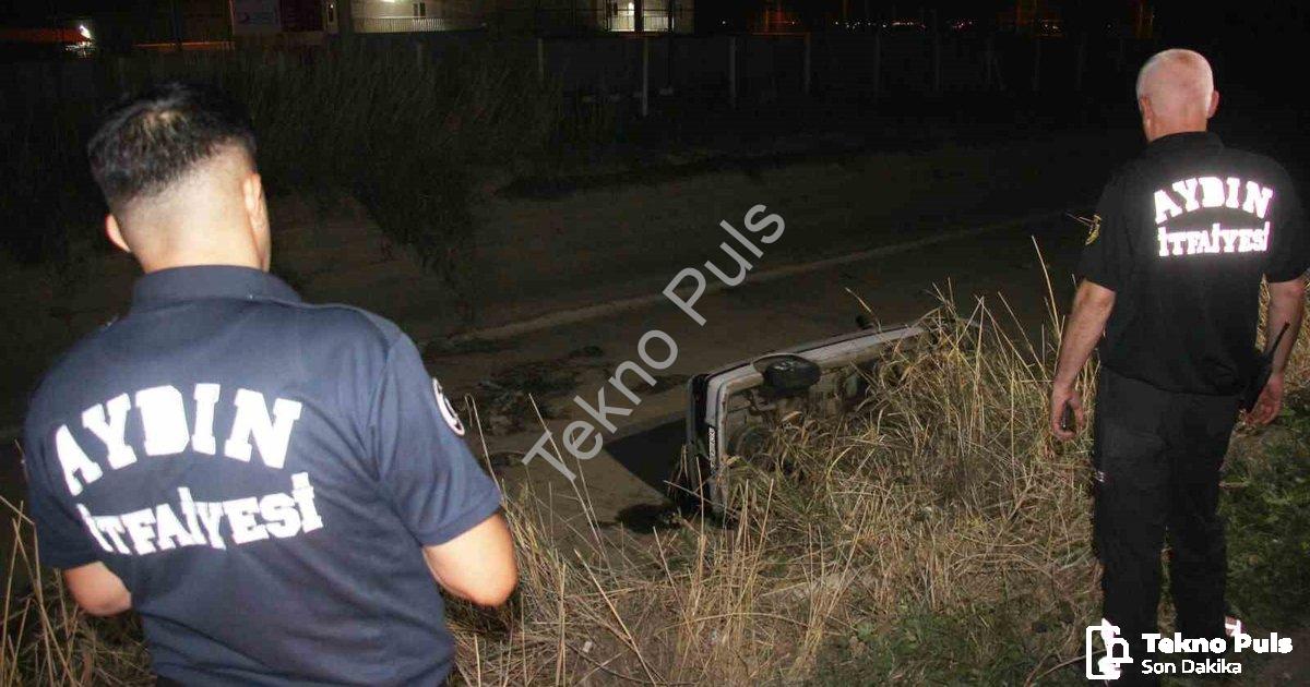 "Aydın'da Korkutan Kaza: Otomobil Kanala Devrildi, 2 Yaralı" başlıklı haber için fotorealistik, prof