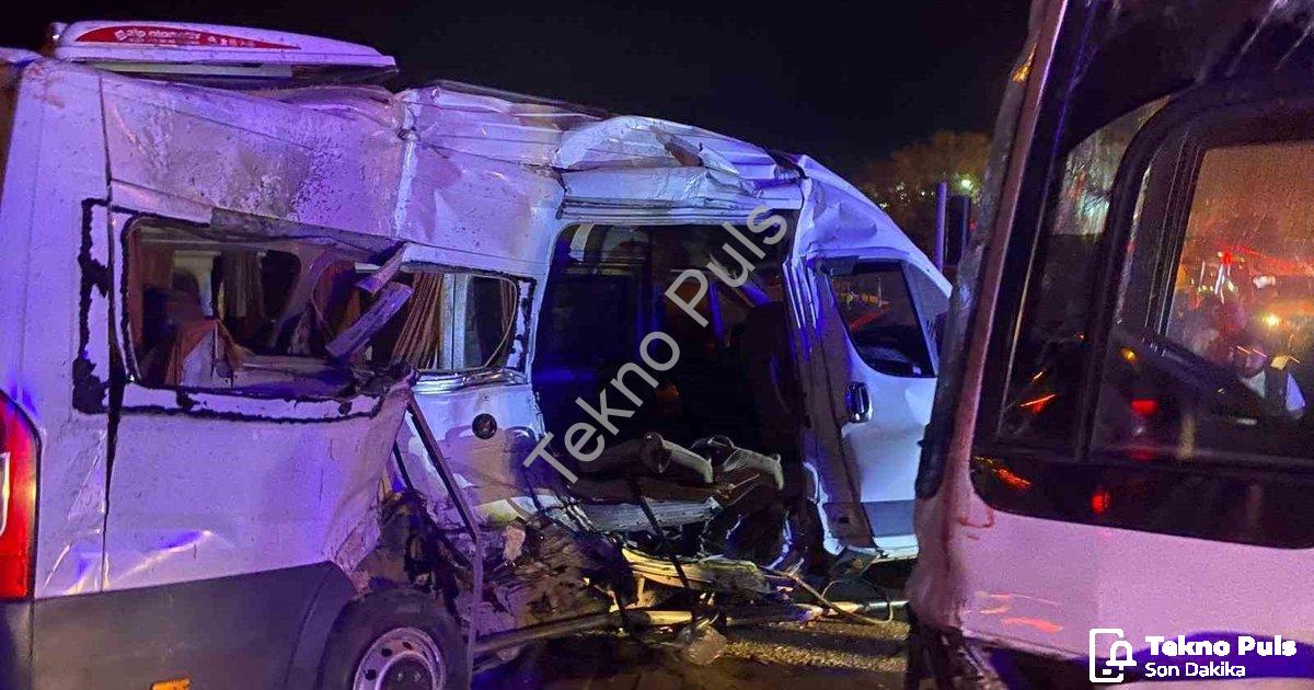 "İzmir'de Korkutan Kaza: İki İşçi Servisi Çarpıştı, 15 Yaralı" başlıklı haber için fotorealistik, pr