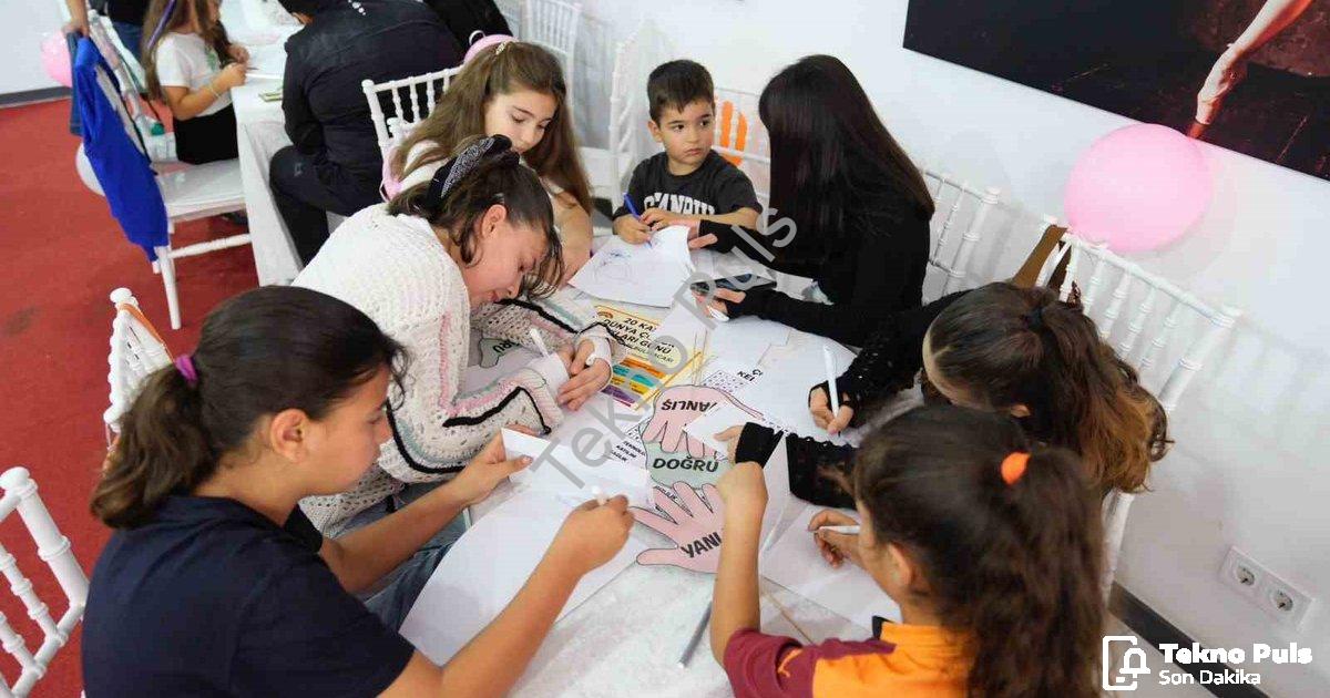 "Didimli Miniklerden Başkana Mesaj: Geleceğin Şehrini Yazdılar" başlıklı haber için fotorealistik, p