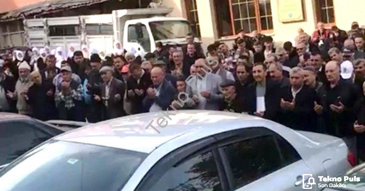 "Hisarcık'ta Duygusal Anlar: 24 Kişi Kutsal Topraklara Uğurlandı" başlıklı haber için fotorealistik,