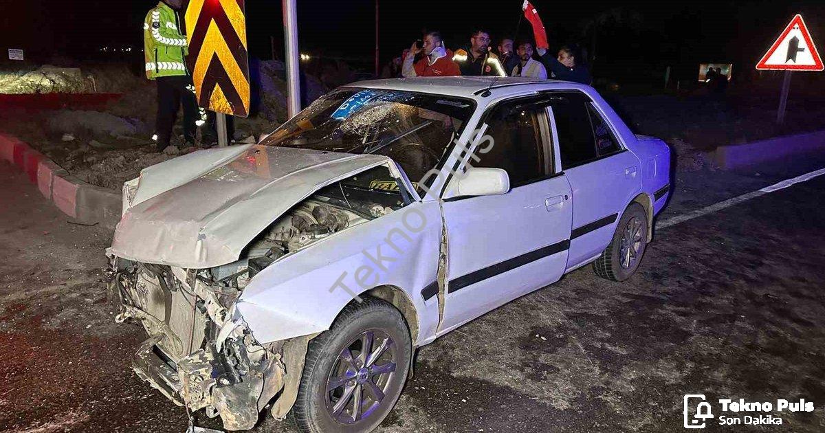 "Uşak'ta Kavşak Faciası: 1'i Bebek 10 Kişi Yaralandı" başlıklı haber için fotorealistik, profesyonel