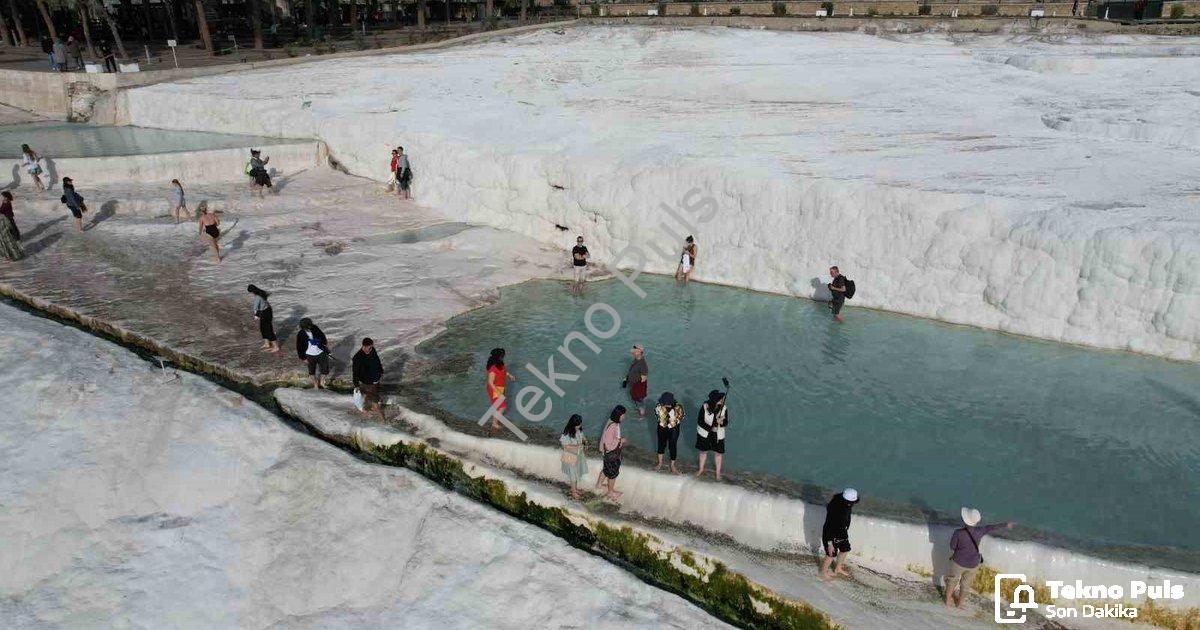 "Pamukkale Asyalı Turistlerin Gözdesi: Beyaz Cennet'e Yoğun İlgi" başlıklı haber için fotorealistik,