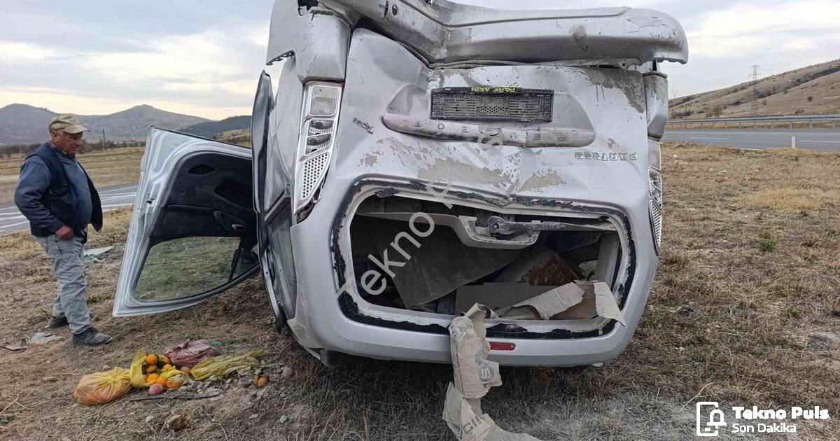 "Afyonkarahisar'da Korkutan Kaza: İki Araç Çarpıştı, 7 Yaralı" başlıklı haber için fotorealistik, pr