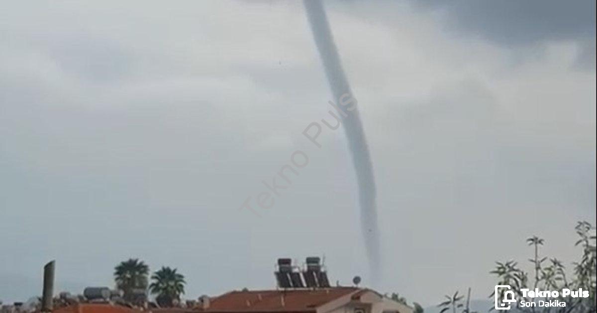 "Marmaris'te Korkutan Anlar: Dev Hortum Kameraya Yansıdı!" başlıklı haber için fotorealistik, profes