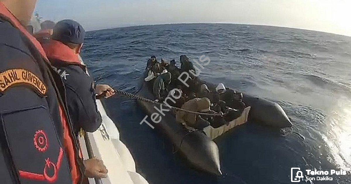 "Ege'de Hareketli Saatler: İzmir Açıklarında Göçmen Operasyonu" başlıklı haber için fotorealistik, p