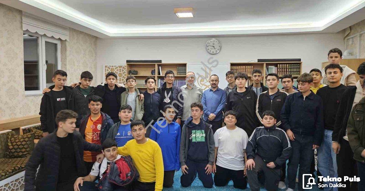 "Emirdağ Fen Lisesi Gençleri Manevi ve Sosyal Etkinlikte Buluştu" başlıklı haber için fotorealistik,