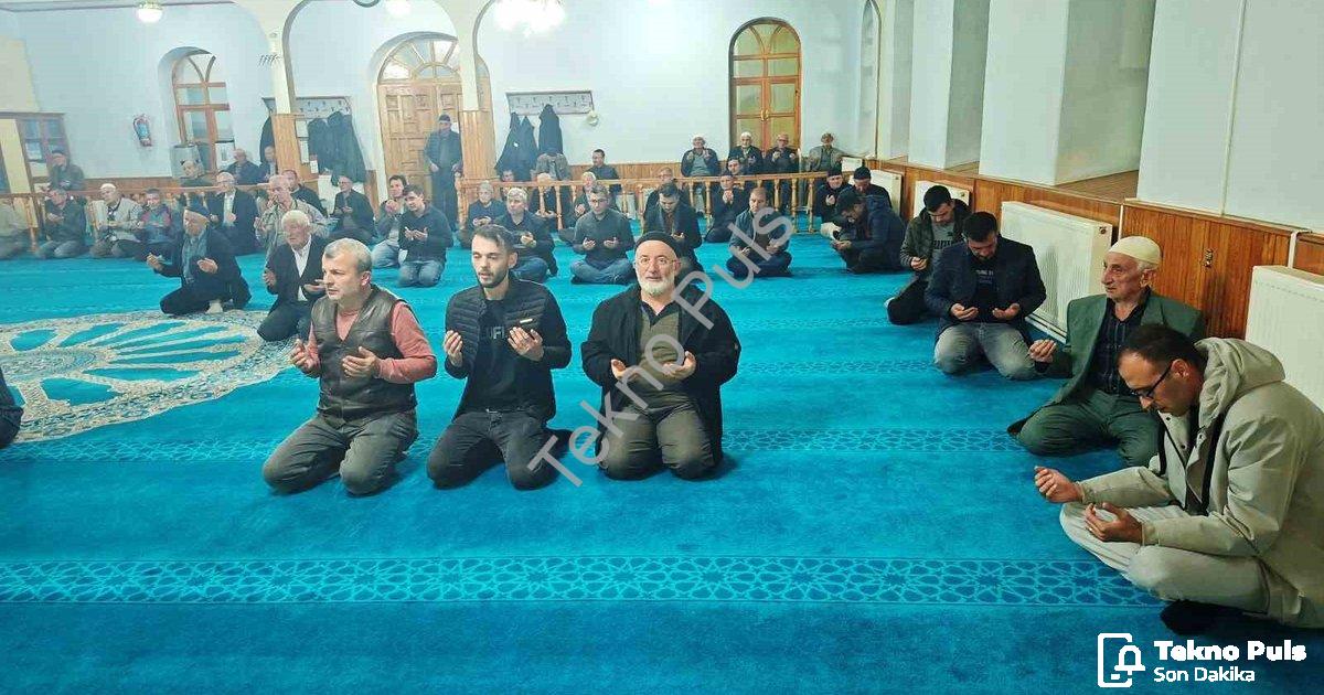 "Hisarcık'ta Eğitime Adanmış Hayatlar Dualarla Anıldı" başlıklı haber için fotorealistik, profesyone