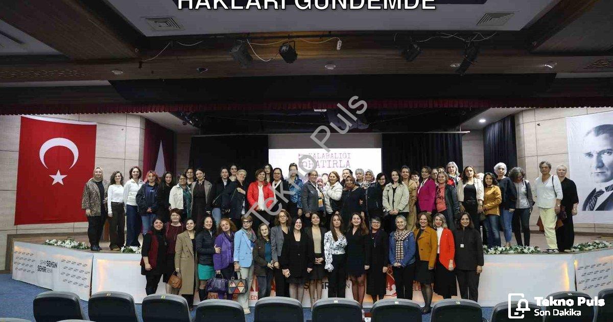 "Belgesel Gösterimi ve Söyleşi İle Kadın Hakları Gündemde" başlıklı haber için fotorealistik, profes