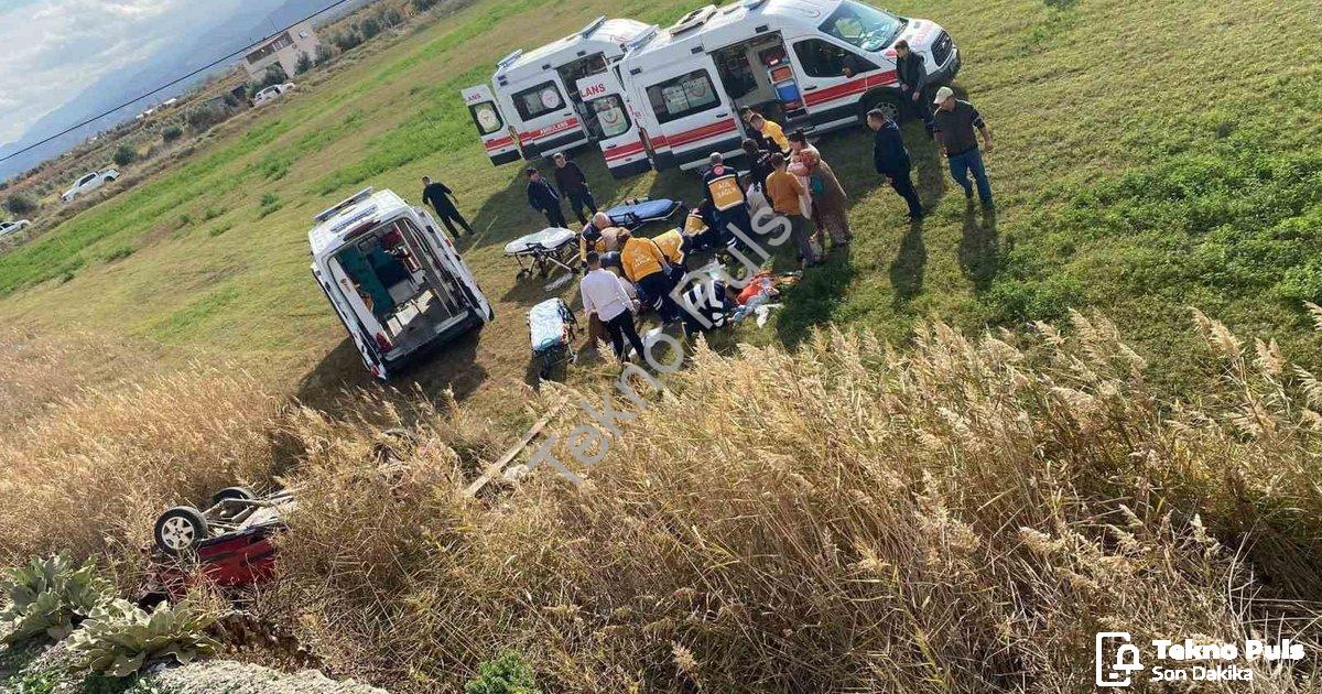 "Manisa'da Araç Tarlaya Savruldu: 1 Bebek Dahil 5 Kişi Yaralandı" başlıklı haber için fotorealistik,