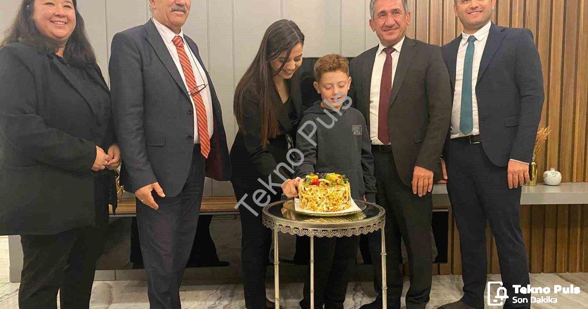 "Menteşe'de Öğretmenlere Unutulmaz İkili Kutlama" başlıklı haber için fotorealistik, profesyonel bir