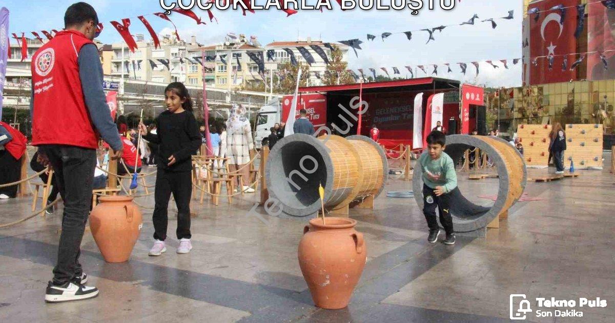 "Geleneksel Oyunlar Tırı Aydın’da Çocuklarla Buluştu" başlıklı haber için fotorealistik, profesyonel