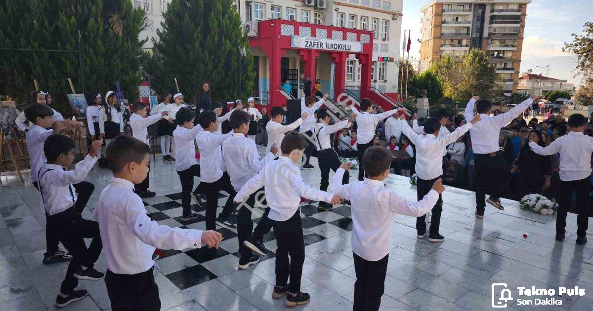 "Nazilli’de Öğretmenler Günü Zeybek Gösterisiyle Kutlandı" başlıklı haber için fotorealistik, profes