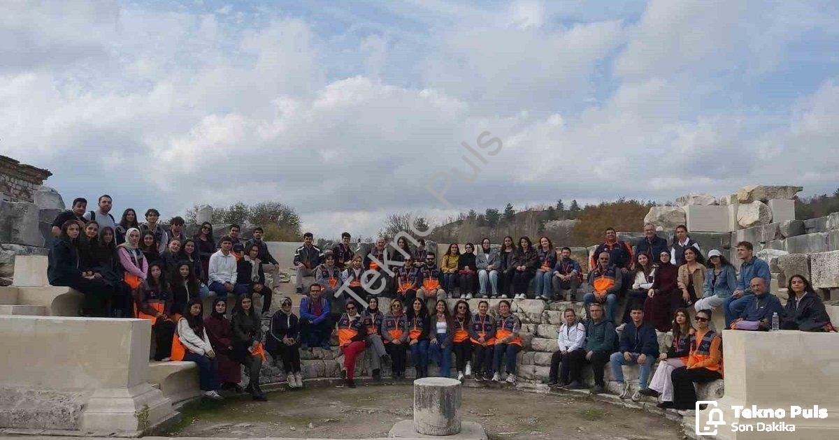 "AFAD gönüllüleri Stratonikeia’da tarihle nefes aldı" başlıklı haber için fotorealistik, profesyonel