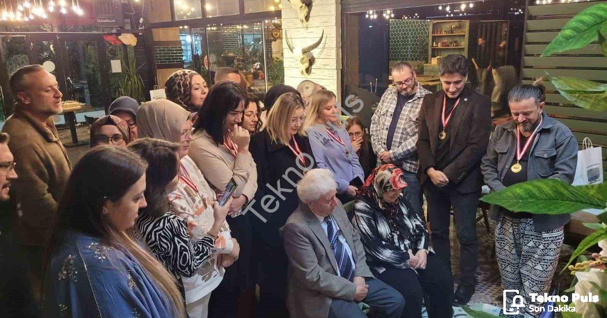 "Eski Öğrencilerinden Emekli Öğretmene Unutulmaz Öğretmenler Günü" başlıklı haber için fotorealistik