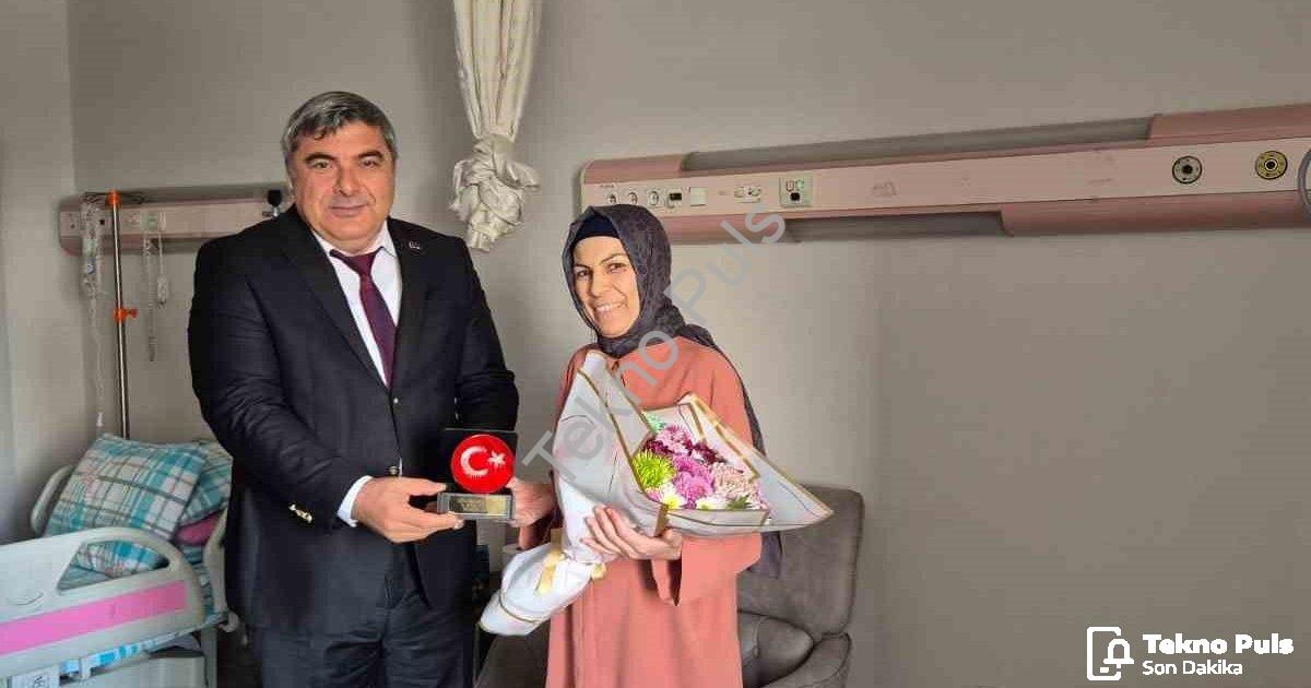 "Hastanede Öğretmenler Günü: Emine Öğretmene Duygulandıran Ziyaret" başlıklı haber için fotorealisti