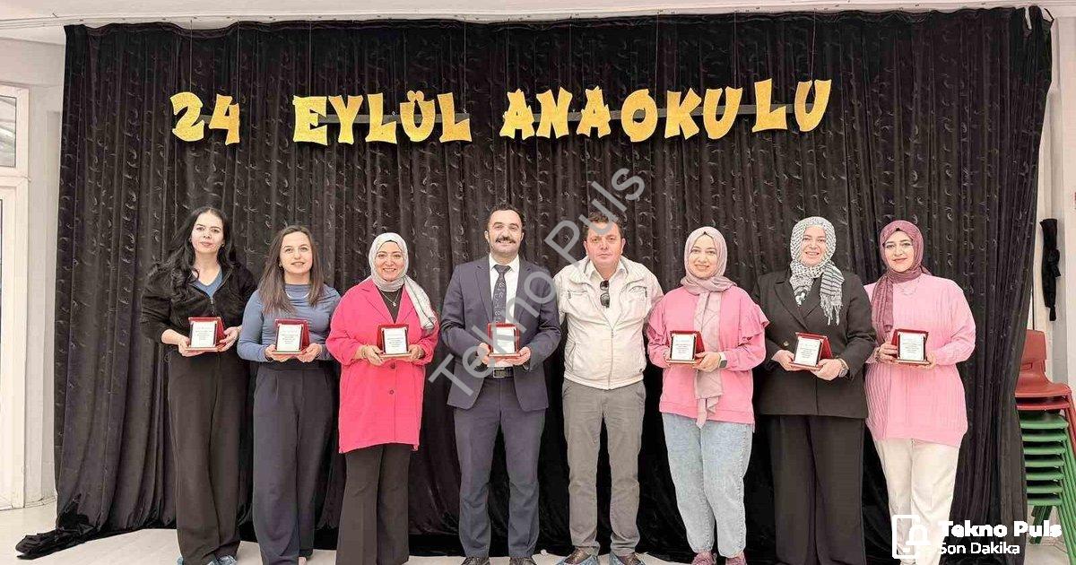 "Muhtardan 24 Kasım’da Öğretmenlere Anlamlı Plaket Sürprizi" başlıklı haber için fotorealistik, prof