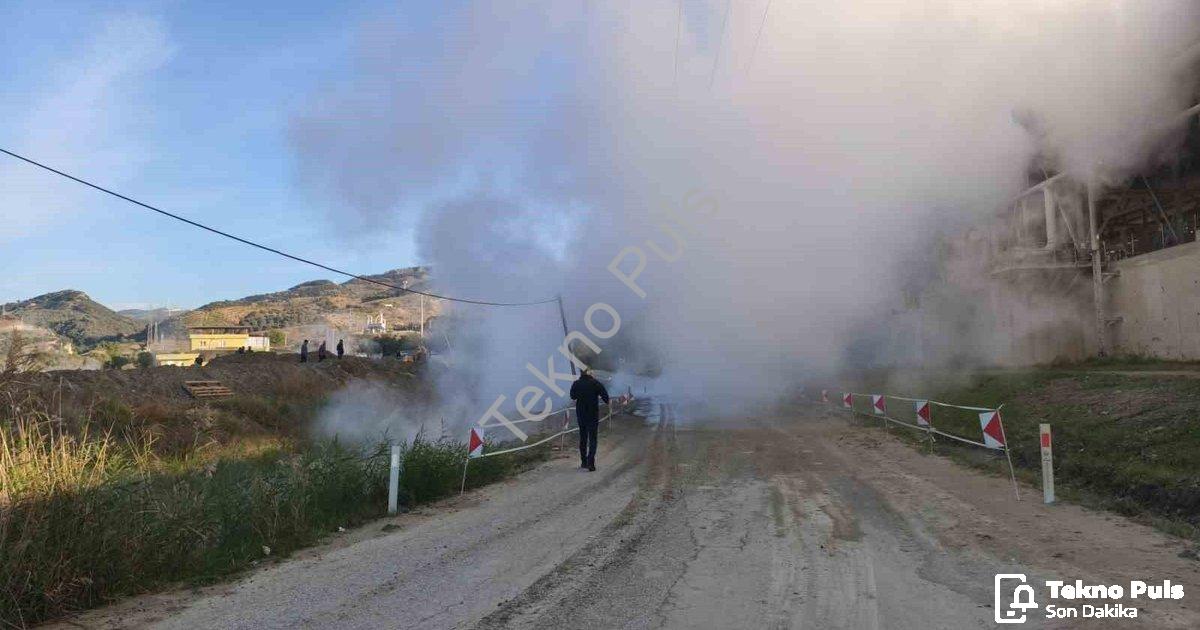 "Aydın Germencik'te Jeotermal Hattı Patladı: Kaynar Su Yola Aktı" başlıklı haber için fotorealistik,