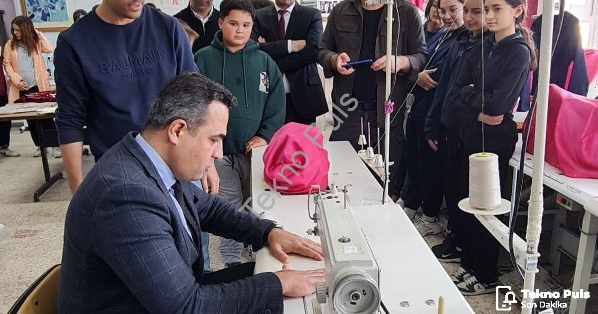 "Sarıgöl Kaymakamı Halil Dalak Öğrencilerle Atölyede Üretime Katıldı" başlıklı haber için fotorealis