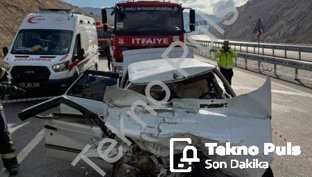 Denizli’de Kamyona Arkadan Çarpan Otomobil Hurdaya Döndü: 1 Ölü, 1 Yaralı