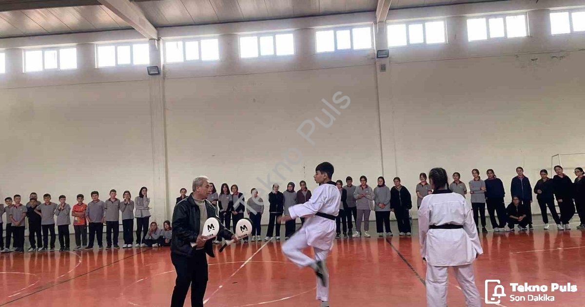 "Pazarlar Spor Kenti Oluyor: 100 Lisanslı Sporcu Hedefi" başlıklı haber için fotorealistik, profesyo