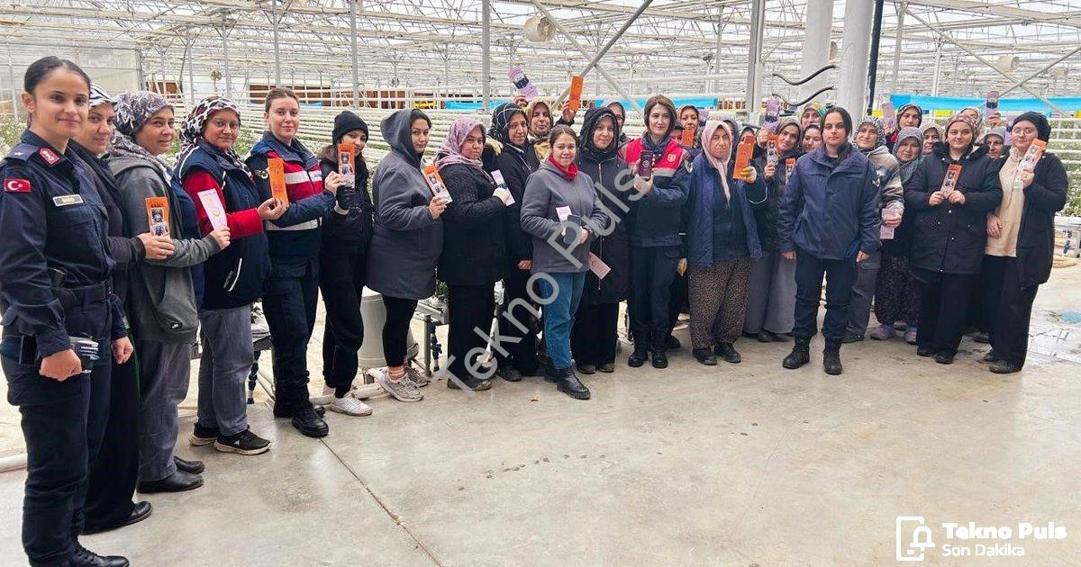 "Simav’da Jandarma Ekiplerinden Sera Çalışanlarına KADES Bilgilendirmesi" başlıklı haber için fotore